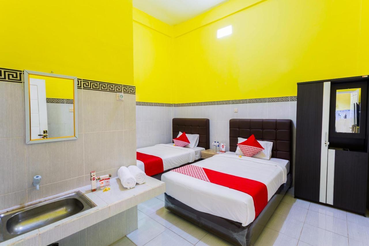 Oyo 1427 Azzahra Guest House Syariah Матарам Екстер'єр фото
