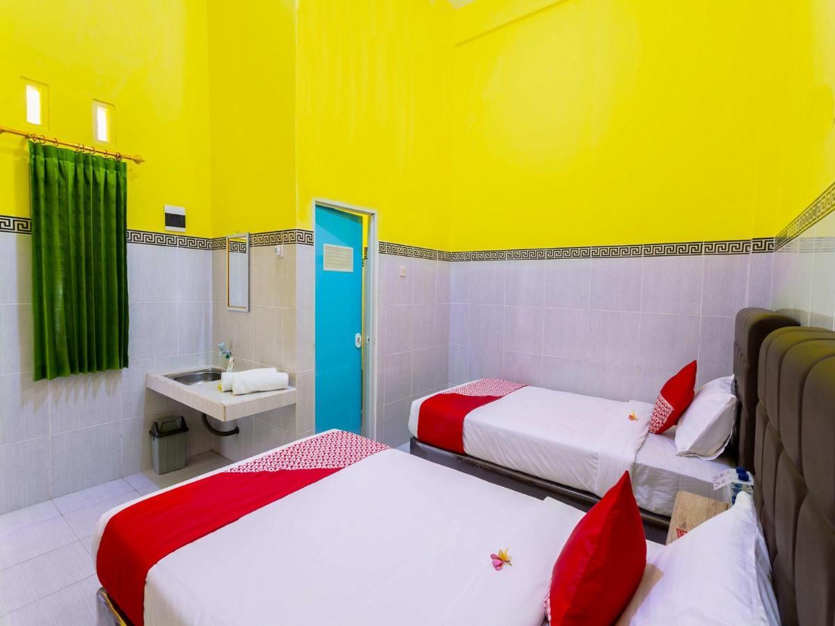 Oyo 1427 Azzahra Guest House Syariah Матарам Екстер'єр фото