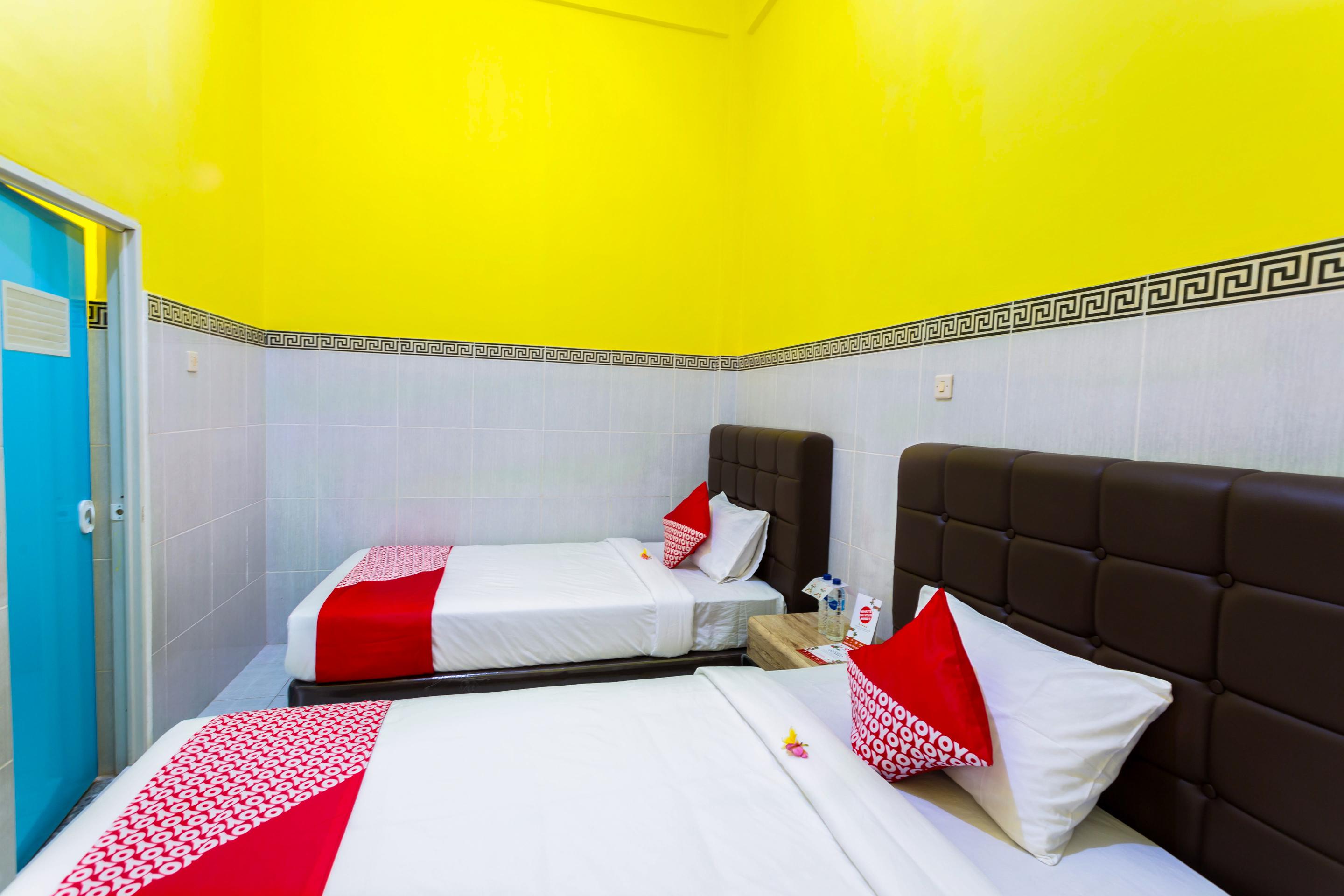 Oyo 1427 Azzahra Guest House Syariah Матарам Екстер'єр фото