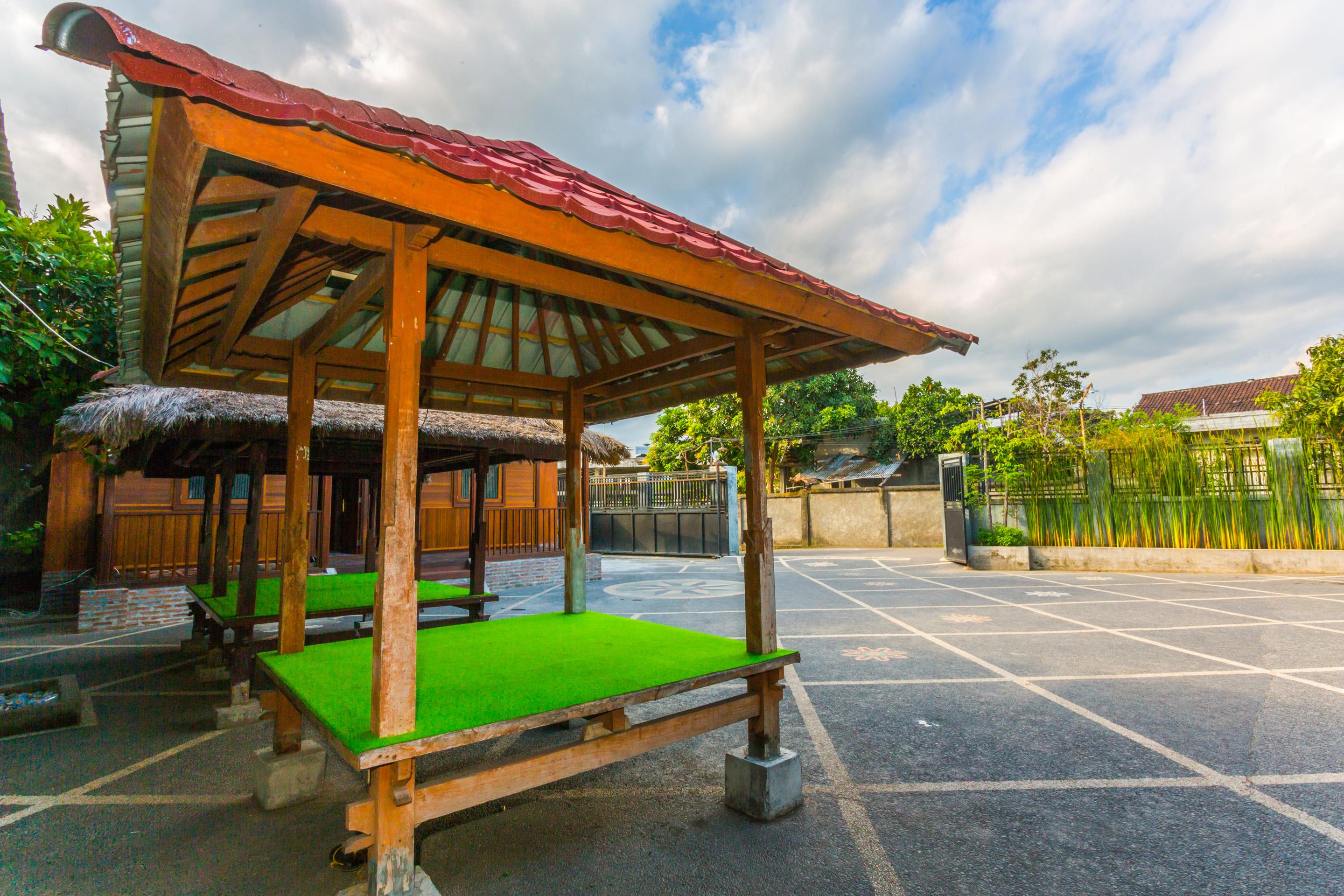 Oyo 1427 Azzahra Guest House Syariah Матарам Екстер'єр фото