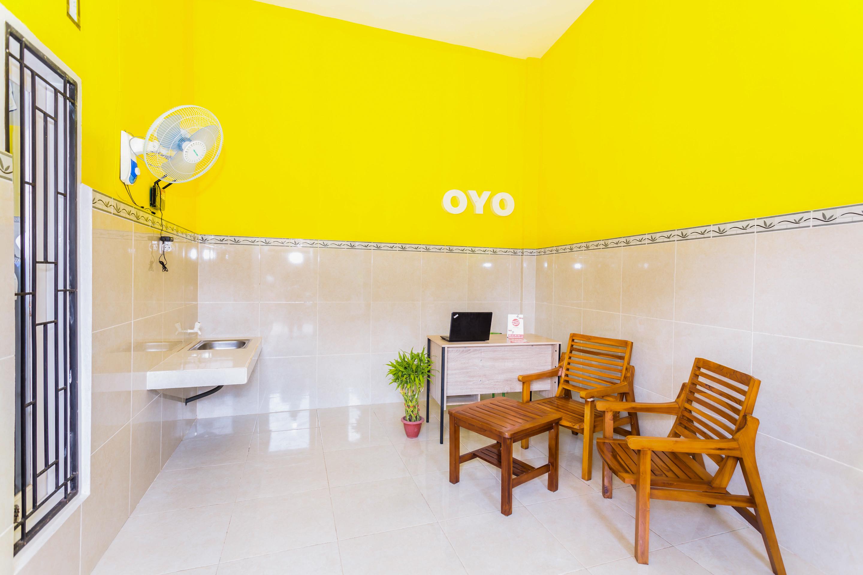 Oyo 1427 Azzahra Guest House Syariah Матарам Екстер'єр фото
