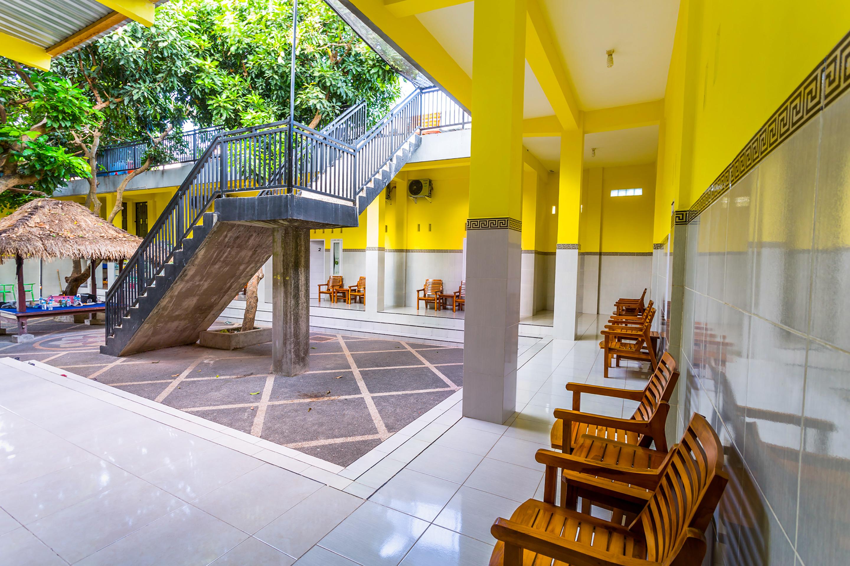 Oyo 1427 Azzahra Guest House Syariah Матарам Екстер'єр фото