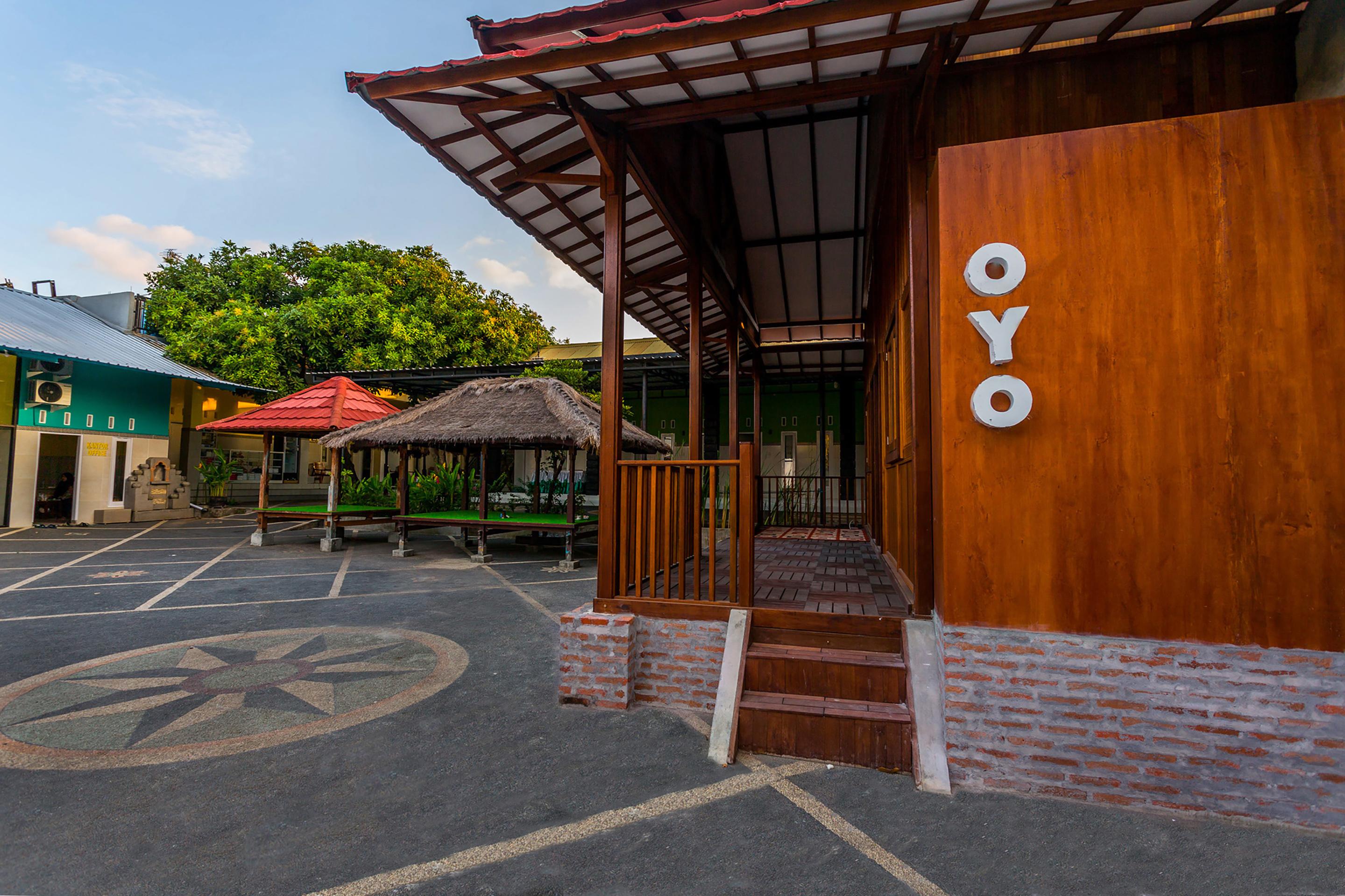 Oyo 1427 Azzahra Guest House Syariah Матарам Екстер'єр фото