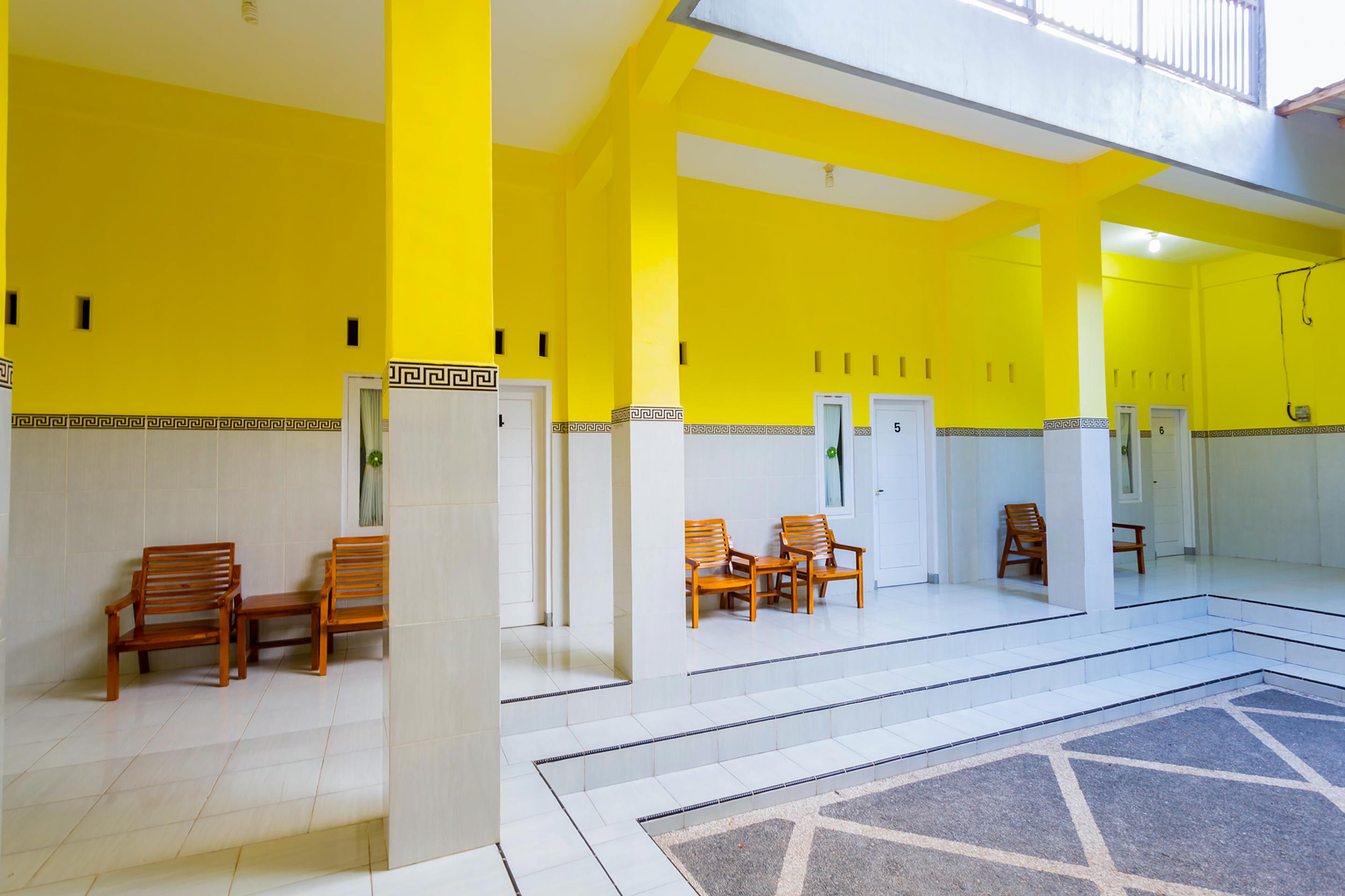 Oyo 1427 Azzahra Guest House Syariah Матарам Екстер'єр фото
